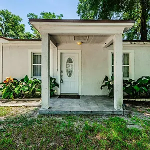 Beautiful Pool House In Old Seminole Heights! Holiday home Tampa